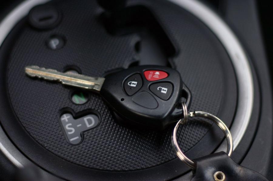 Детали интерьера Scion tC 2011 года  (фото 20 из 68)